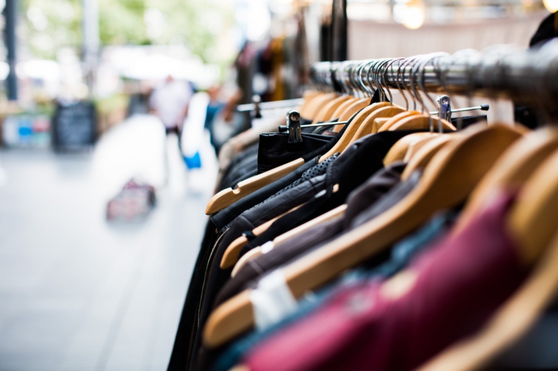 magasin-LE BOURGUET-min_blur_close_up_focus_hanger_jacket_market_people_rack-1176303